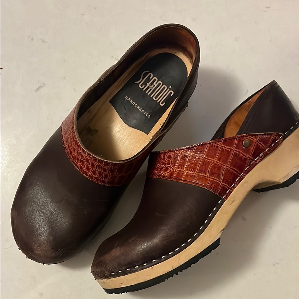 Brown Leather Mules with Textured Band and Wooden Sole